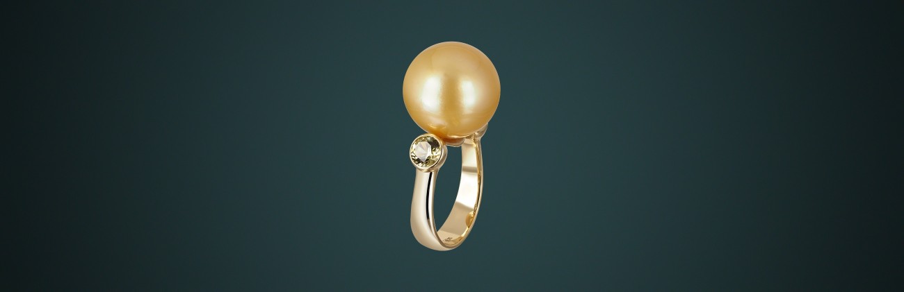 Кольцо из коллекции MAYSAKU: жемчуг Южных морей, золото 585˚, государственное пробирное клеймо. Вставки: 2 граната гроссуляра 1,270 ct. Вес изделия 12,19 г. 8474